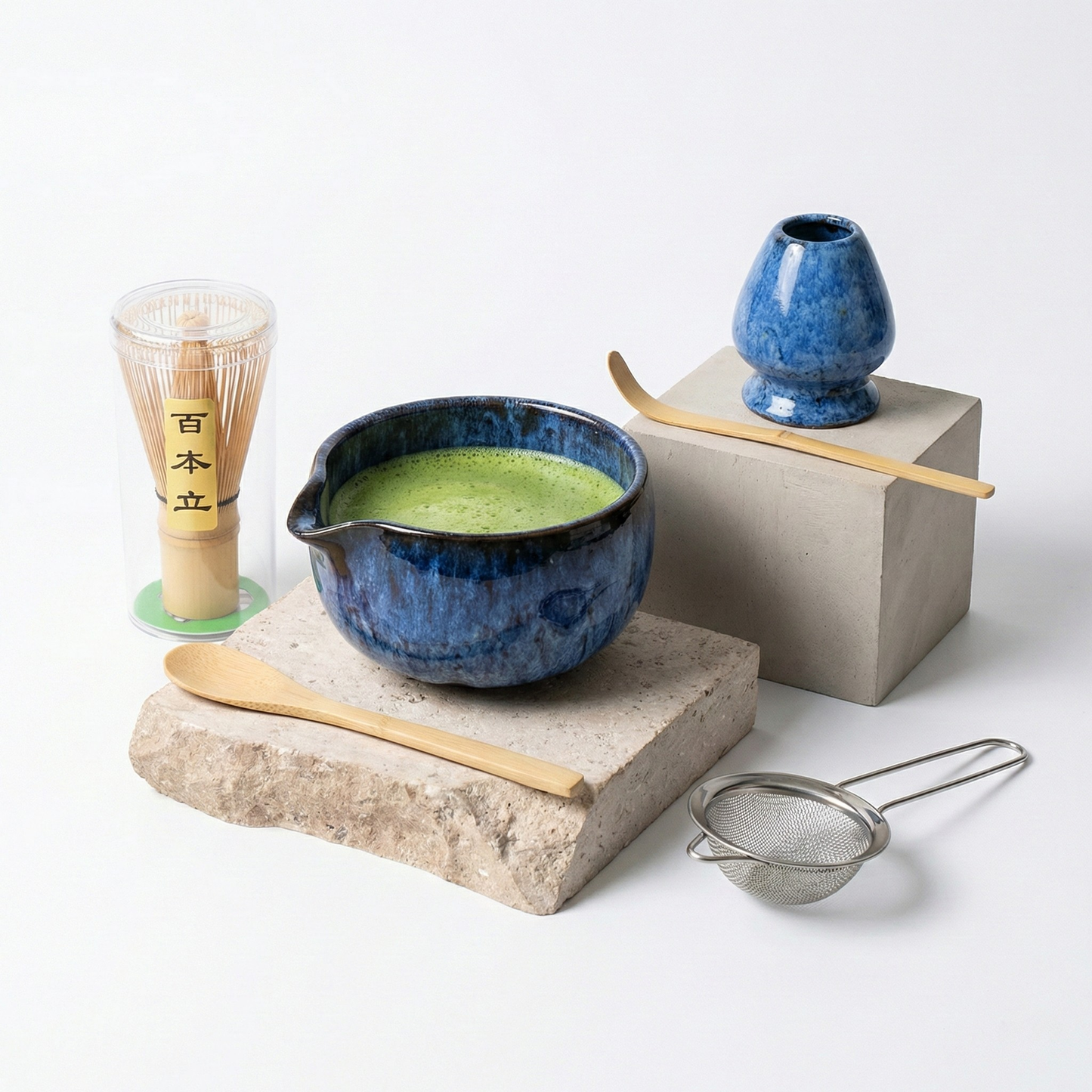 Set de cérémonie matcha avec bol à bec verseur (Kataguchi) émaillé d'un bleu nuit brillant et profond, créant un contraste saisissant avec le vert du thé matcha.