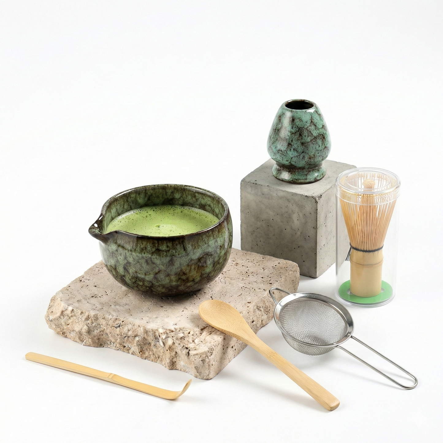 Ensemble à matcha 5 pièces avec bol céramique à bec verseur et porte-fouet émaillés en vert turquoise (cyan) avec des motifs craquelés uniques.