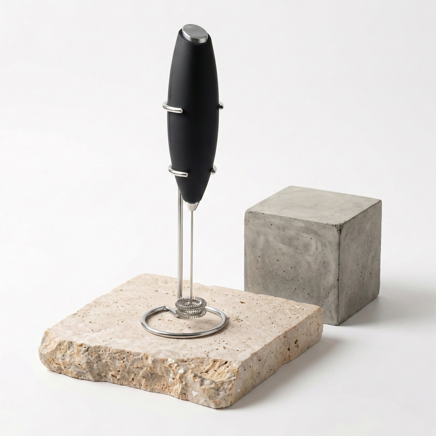 Émulsionneur de précision noir mat sur son socle vertical, l'outil design idéal pour préparer rapidement des Matcha Lattes glacés ou chauds.