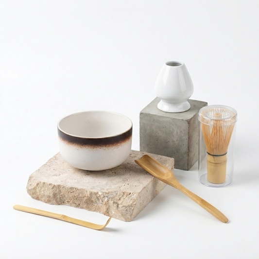 Set de cérémonie complet avec bol chawan bicolore (blanc et bordure brune terreuse) évoquant le style Wabi-Sabi, accompagné de son porte-fouet en céramique blanche assortie.