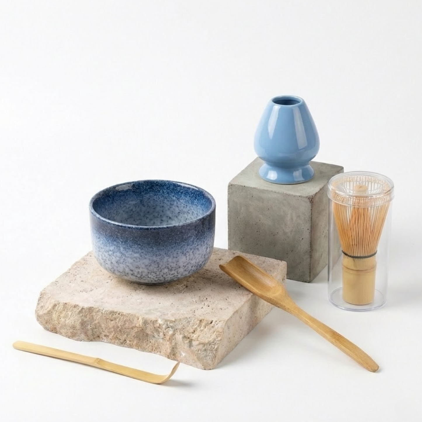Ensemble à matcha 5 pièces avec bol traditionnel et support de fouet émaillés dans un bleu nuancé et profond, rappelant les céramiques japonaises classiques.