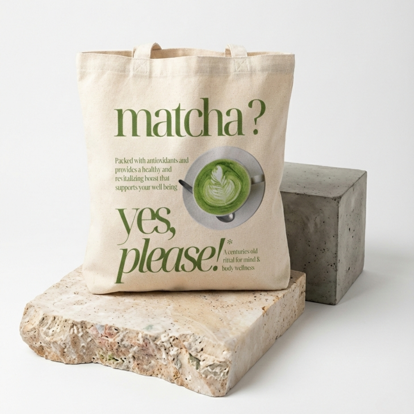 Tote bag Aoti en toile épaisse (Canvas) affichant la citation "Matcha? Yes Please!" avec une photographie réaliste d'un bol de matcha latte art vue de dessus.