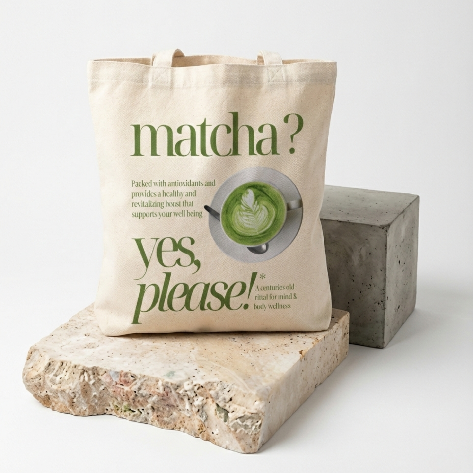 Tote bag Aoti en toile épaisse (Canvas) affichant la citation "Matcha? Yes Please!" avec une photographie réaliste d'un bol de matcha latte art vue de dessus.