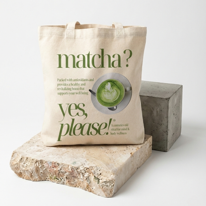 Tote bag Aoti en toile épaisse (Canvas) affichant la citation "Matcha? Yes Please!" avec une photographie réaliste d'un bol de matcha latte art vue de dessus.