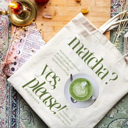 Tote bag Aoti en toile épaisse (Canvas) affichant la citation "Matcha? Yes Please!" avec une photographie réaliste d'un bol de matcha latte art vue de dessus.
