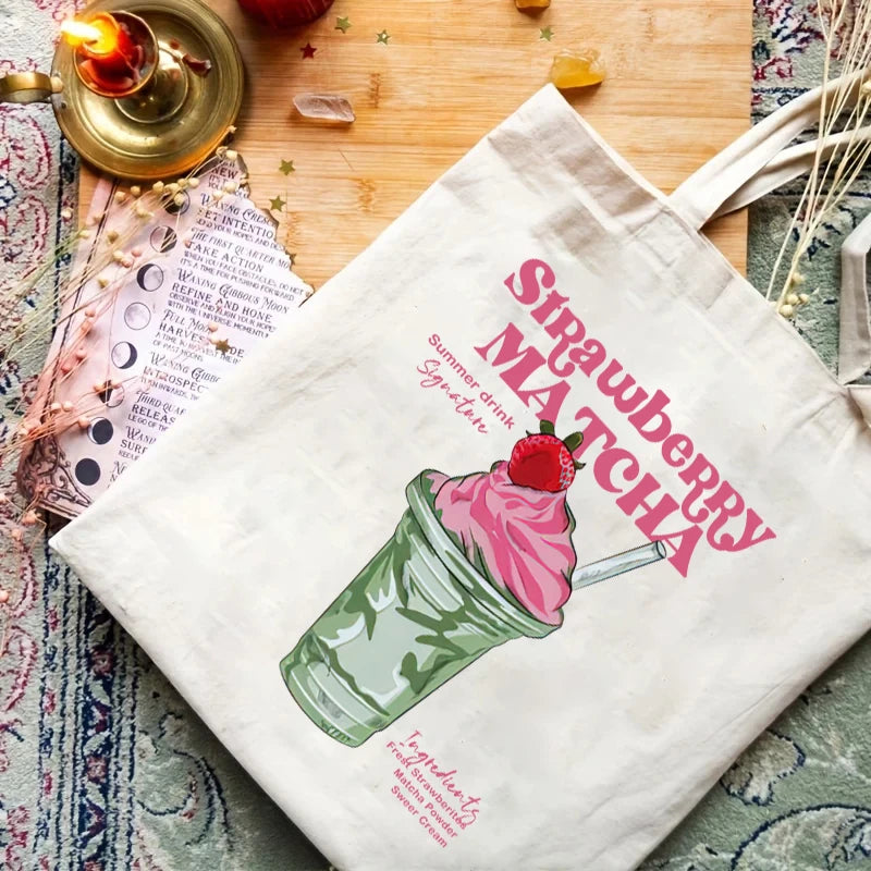 Sac en toile réutilisable imprimé d'un délicieux Strawberry Matcha Latte glacé rose et vert, évoquant les boissons d'été fruitées.