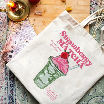 Sac en toile réutilisable imprimé d'un délicieux Strawberry Matcha Latte glacé rose et vert, évoquant les boissons d'été fruitées.