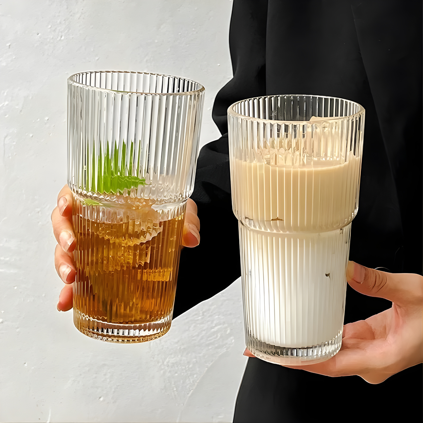 Comparatif visuel de deux boissons (thé glacé et latte) dans les verres Lumina sans couvercle, mettant en valeur la texture striée du verre borosilicate et le format généreux XXL.