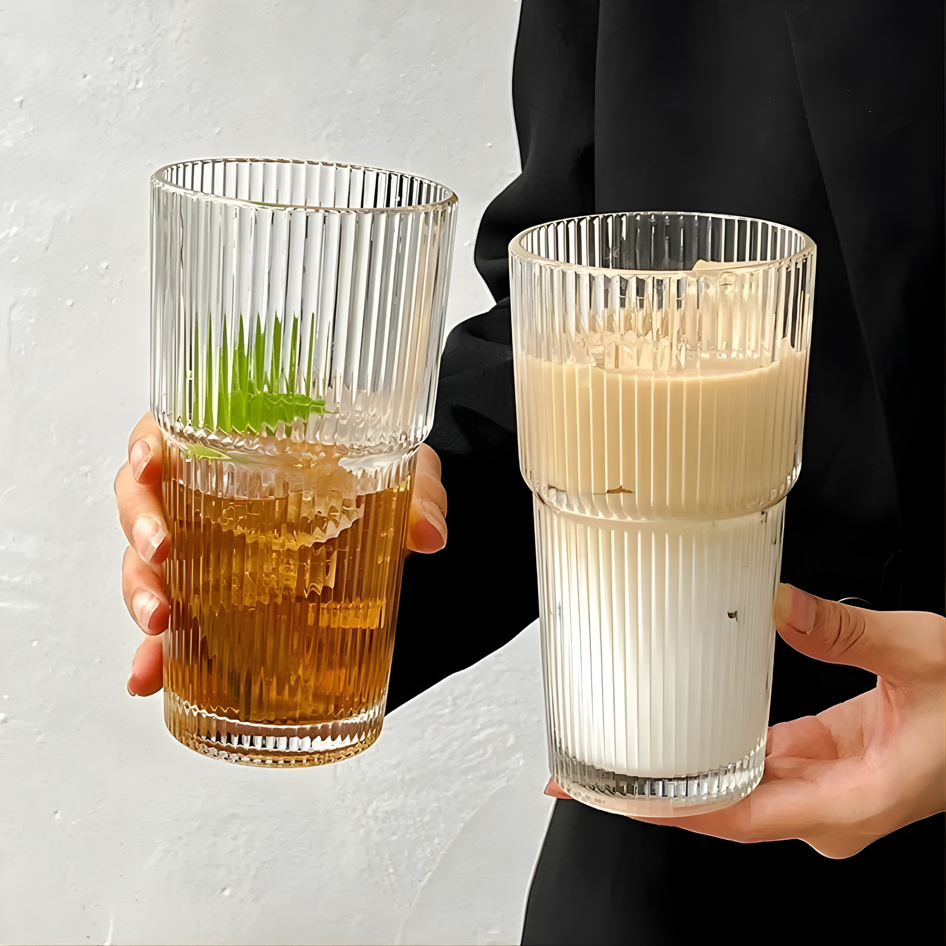 Comparatif visuel de deux boissons (thé glacé et latte) dans les verres Lumina sans couvercle, mettant en valeur la texture striée du verre borosilicate et le format généreux XXL.